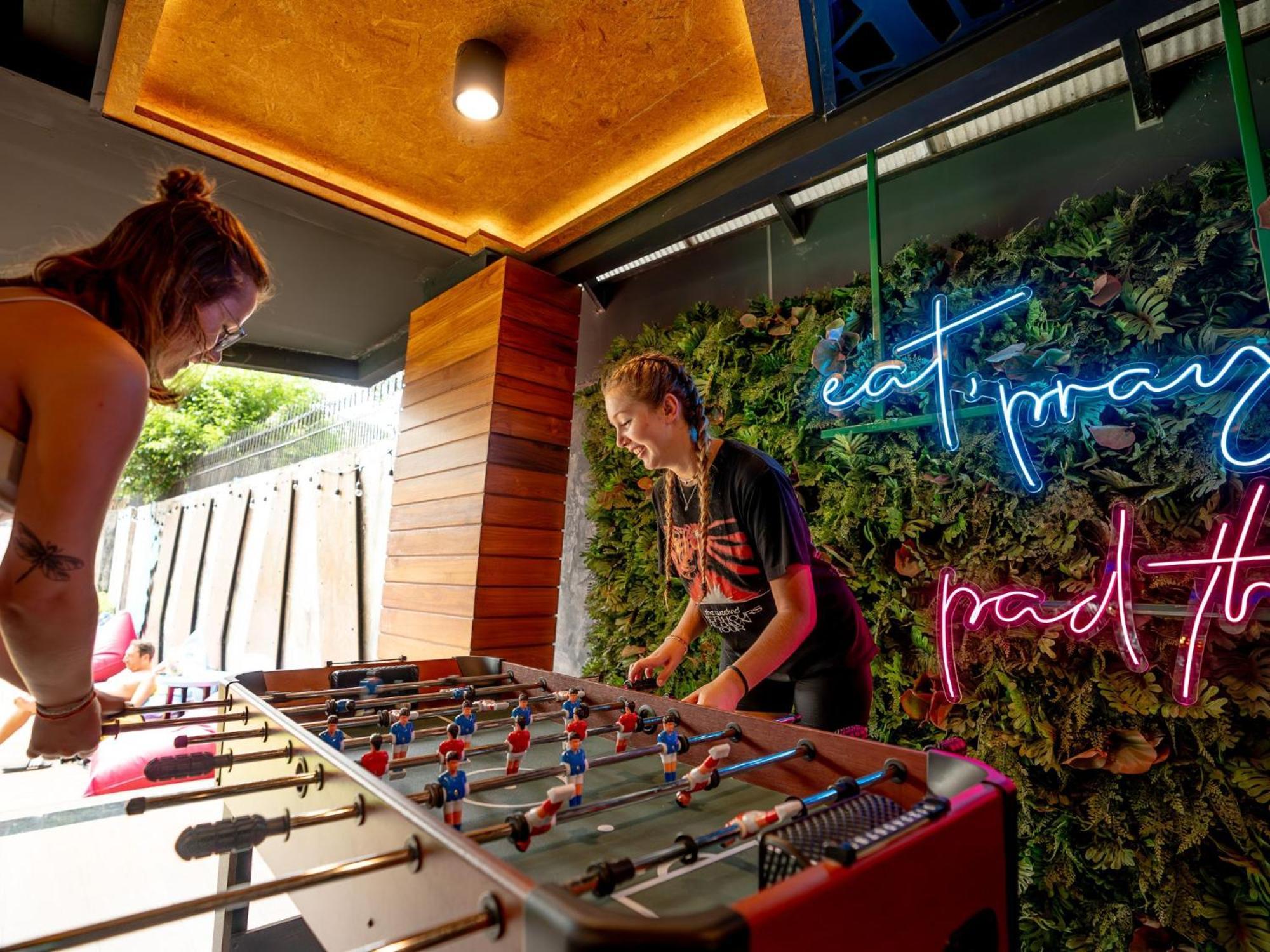 Mad Monkey Phuket Hostel Patong Luaran gambar
