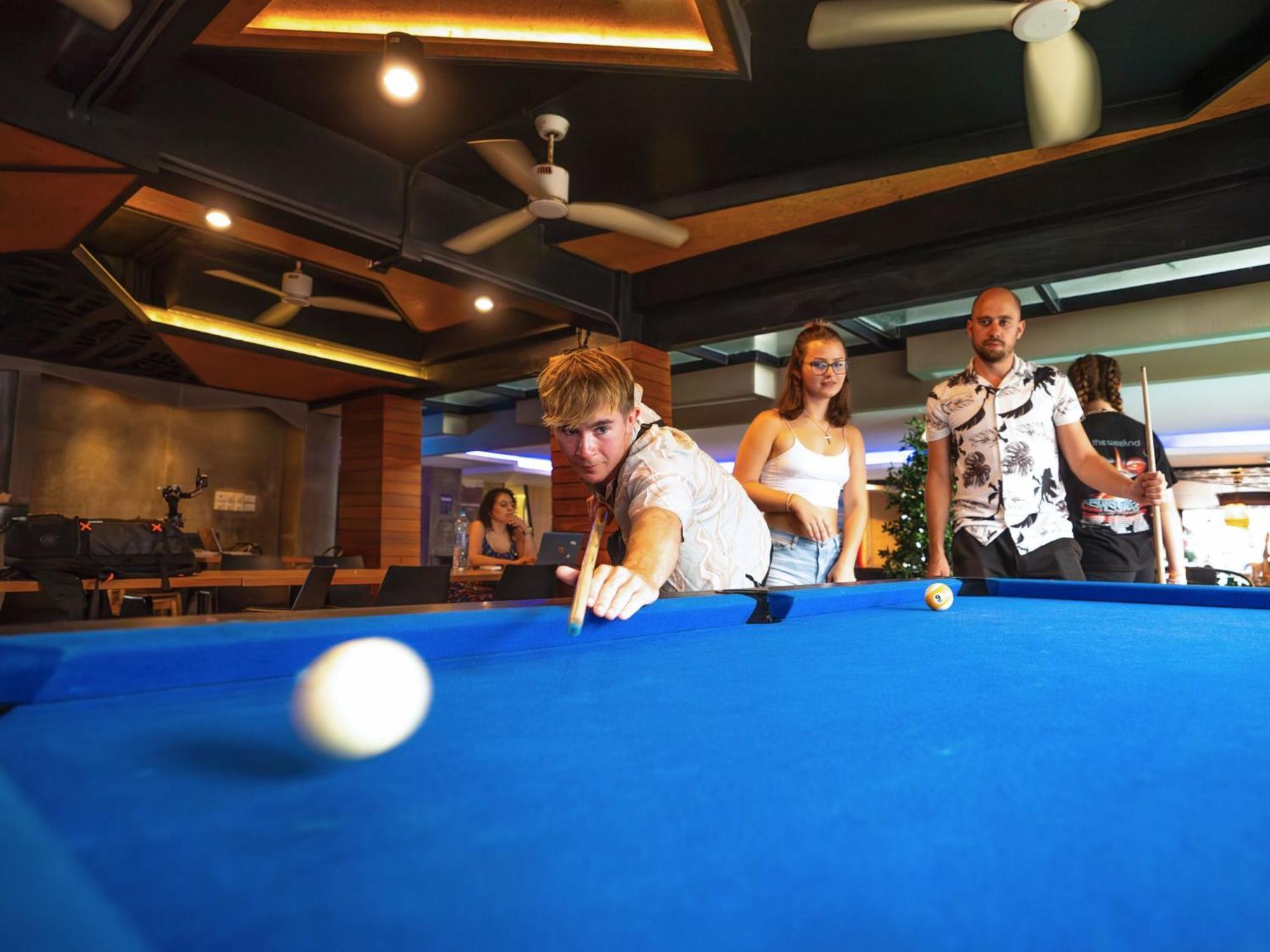 Mad Monkey Phuket Hostel Patong Luaran gambar