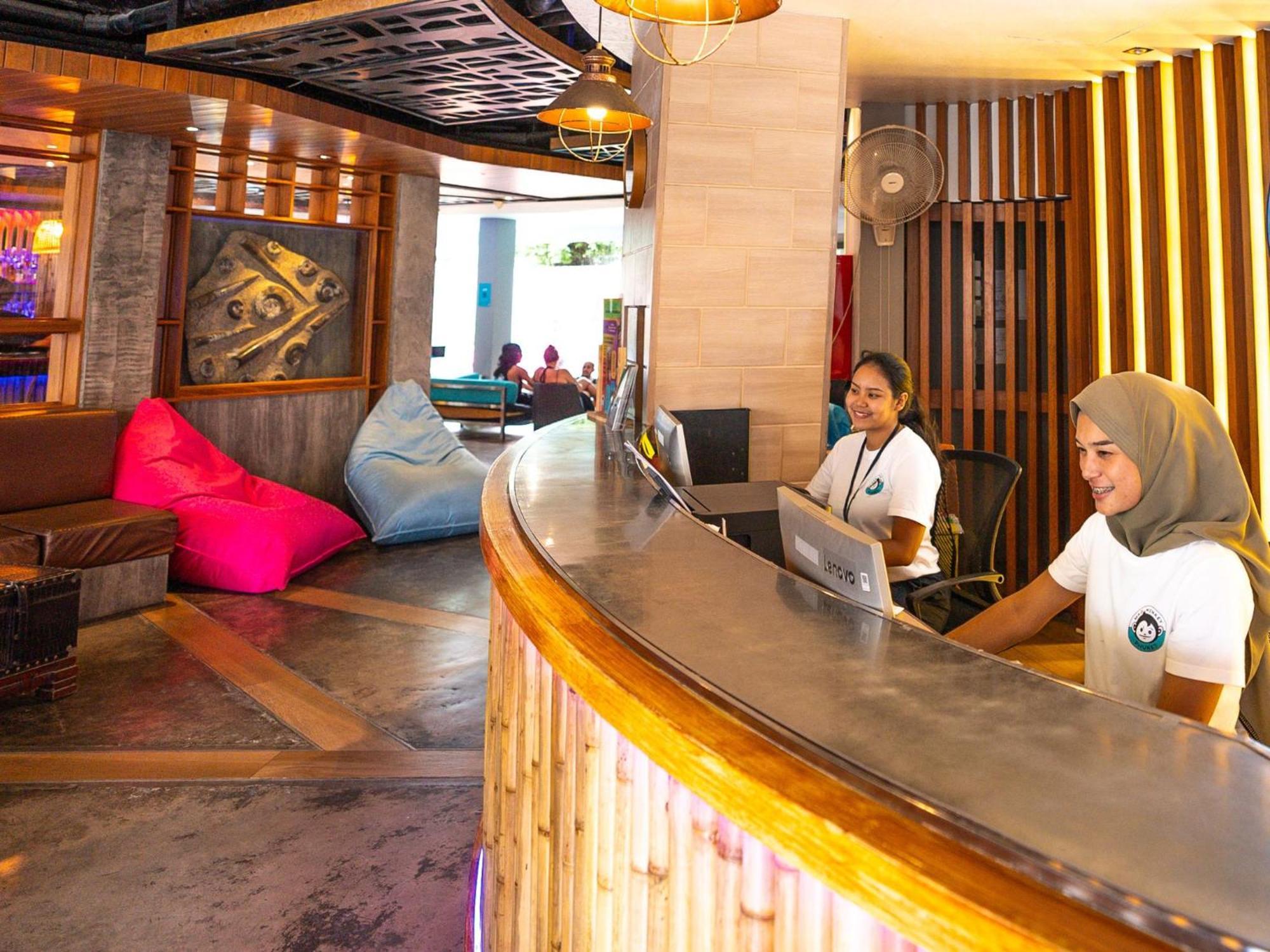 Mad Monkey Phuket Hostel Patong Luaran gambar