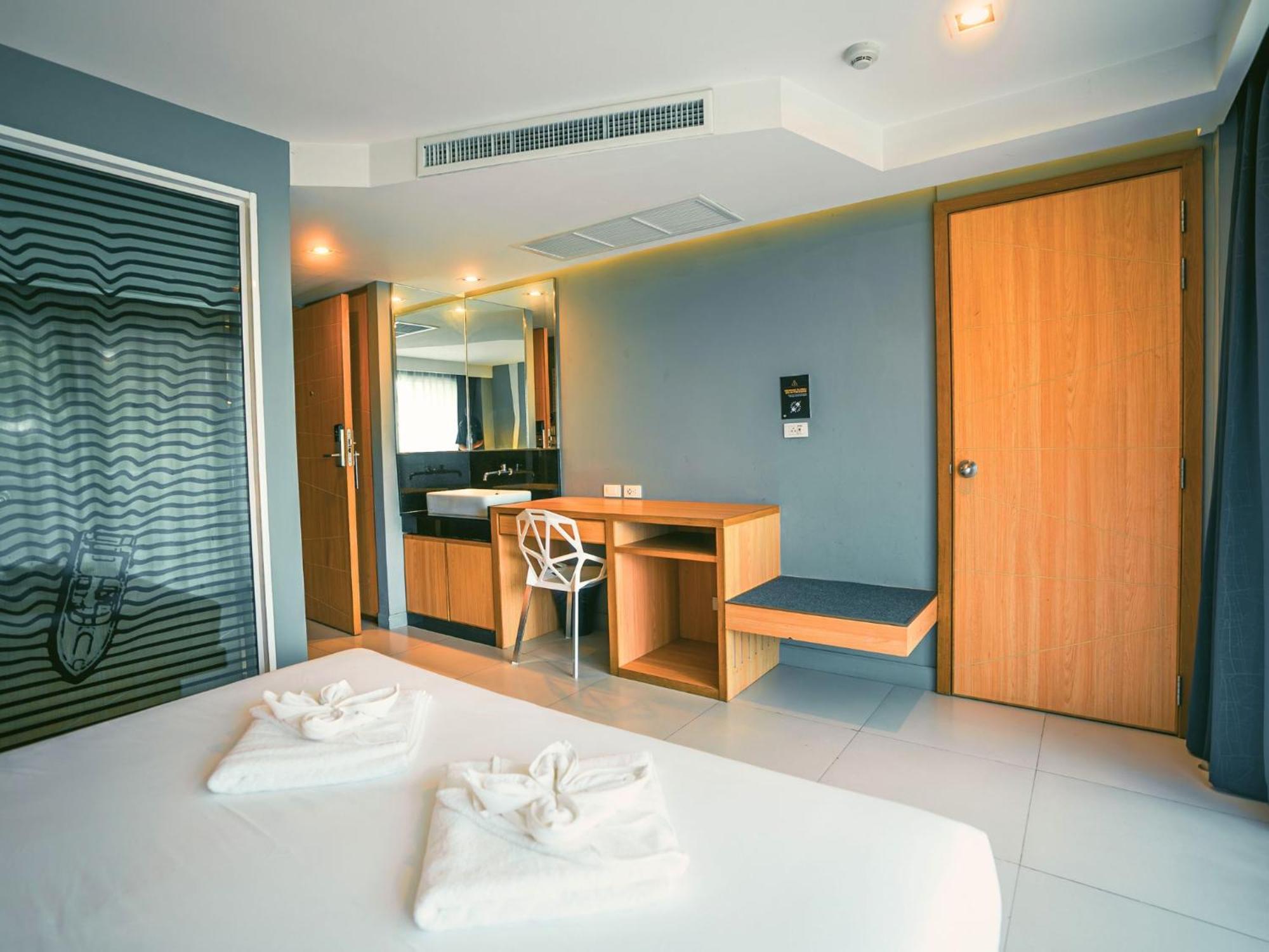 Mad Monkey Phuket Hostel Patong Luaran gambar