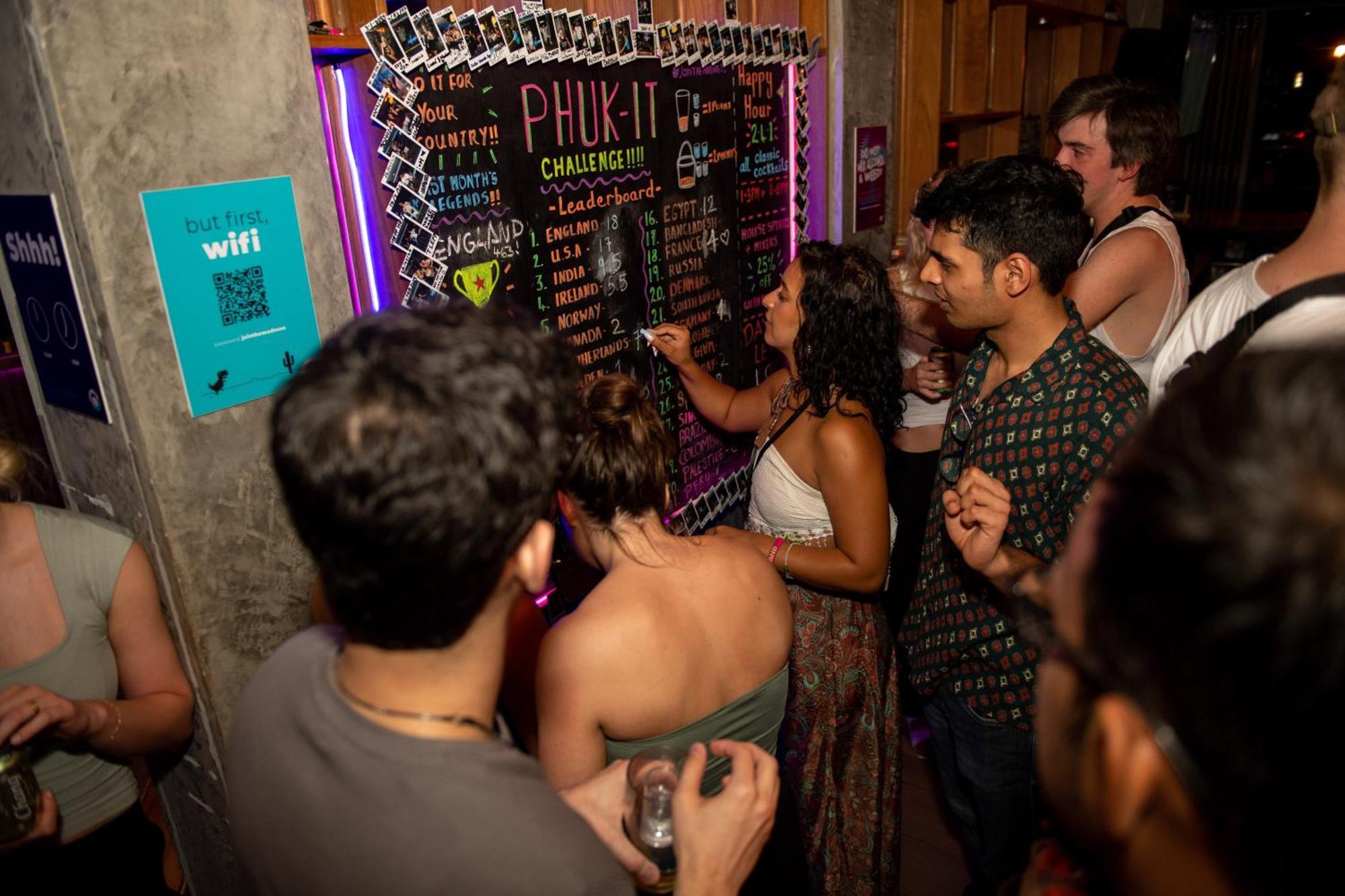 Mad Monkey Phuket Hostel Patong Luaran gambar