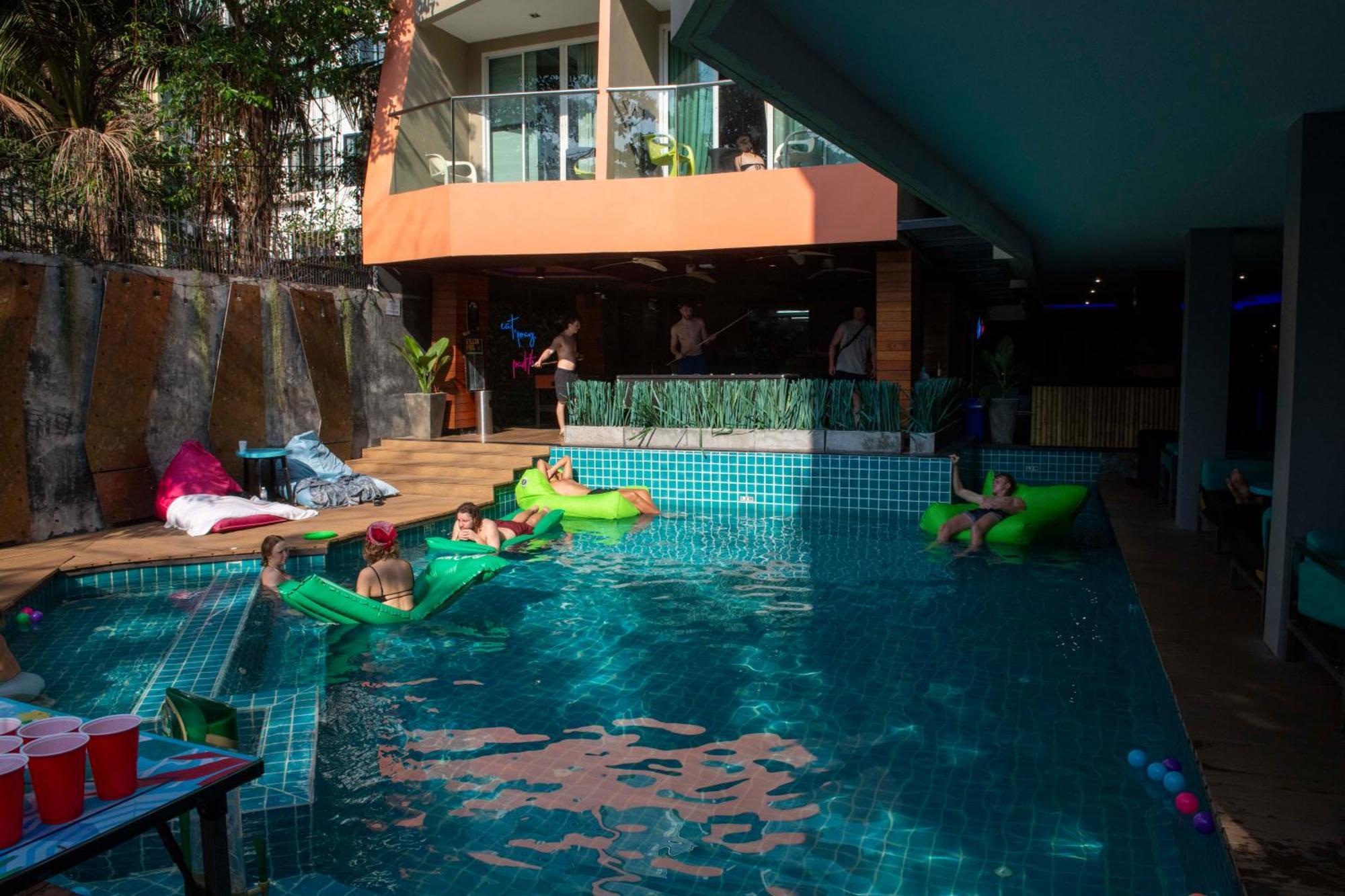Mad Monkey Phuket Hostel Patong Luaran gambar