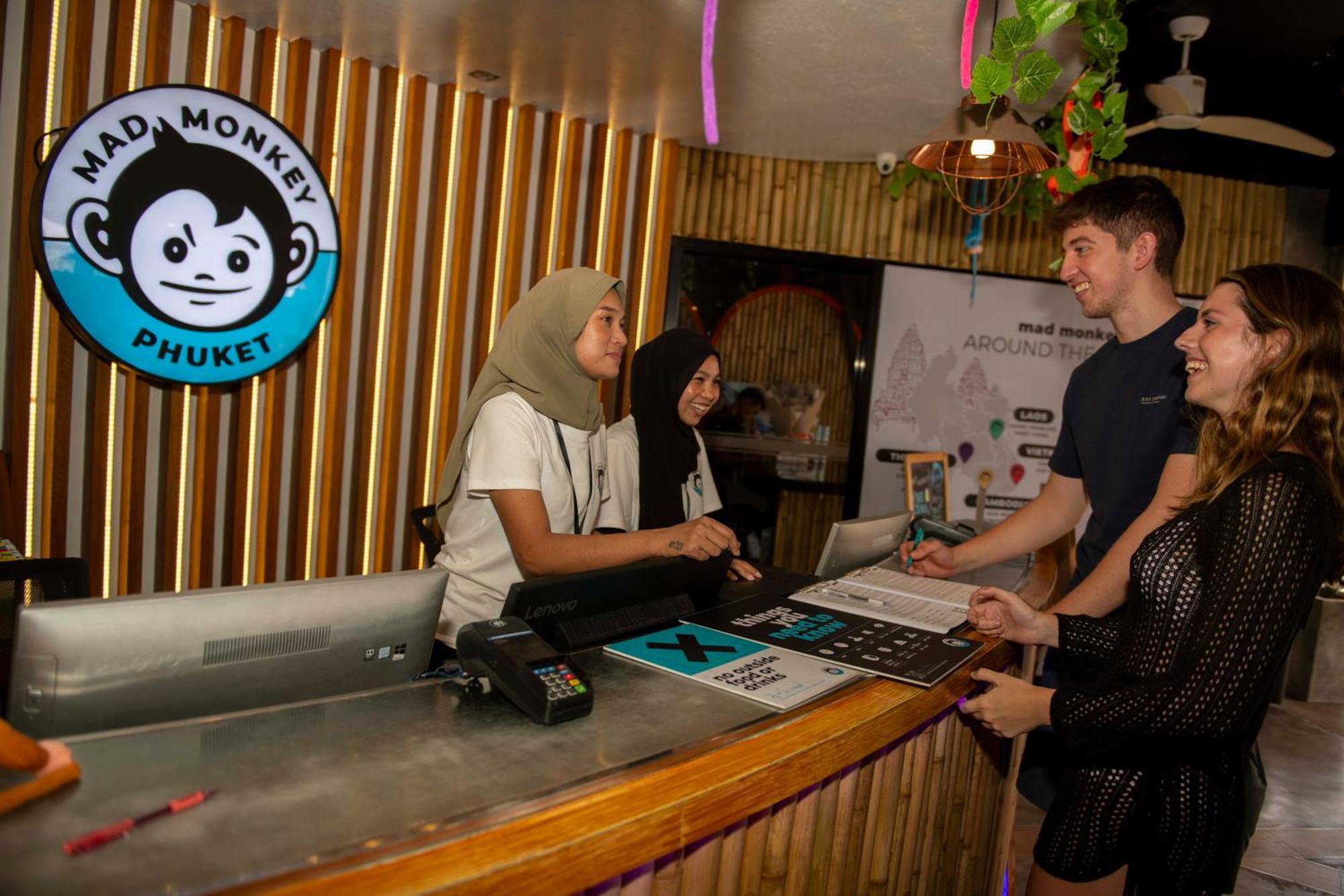 Mad Monkey Phuket Hostel Patong Luaran gambar